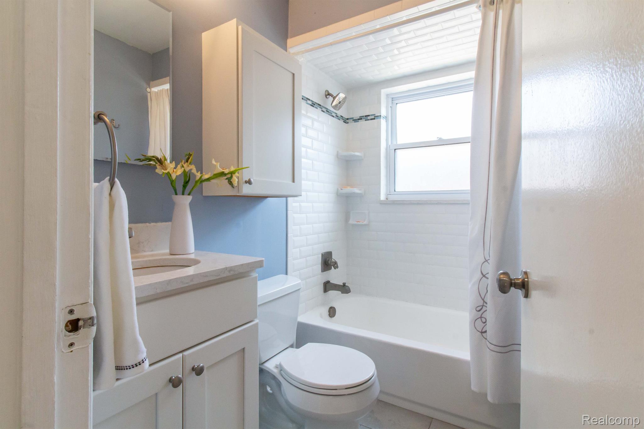 4105 Mark Orr Road Royal Oak, MI 48073 - Photo 19 of 35 Full Bathroom