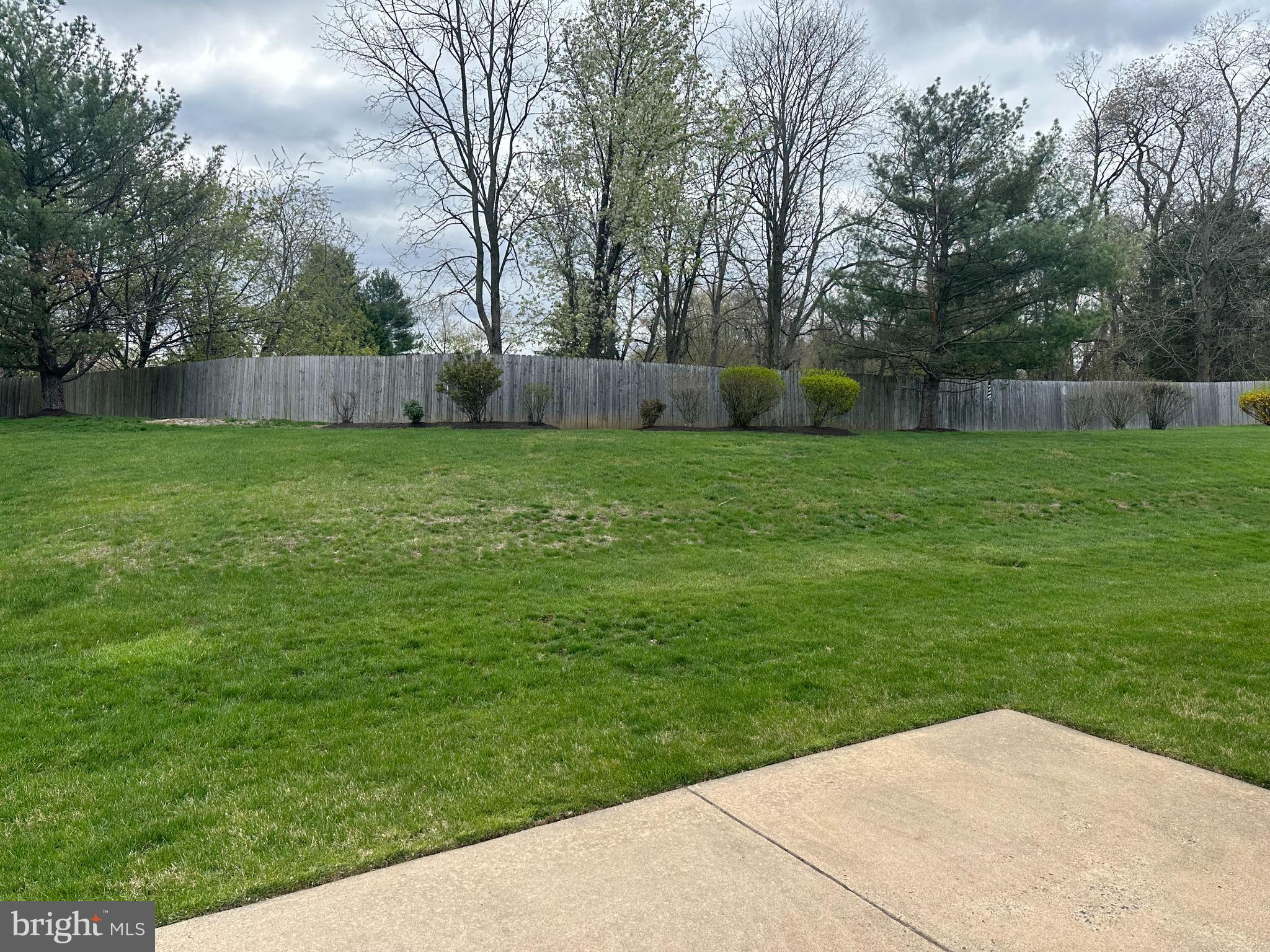 39 Sunset Lane Columbus, NJ 08022 - Photo 11 of 12 a backyard of a house with lots of green space