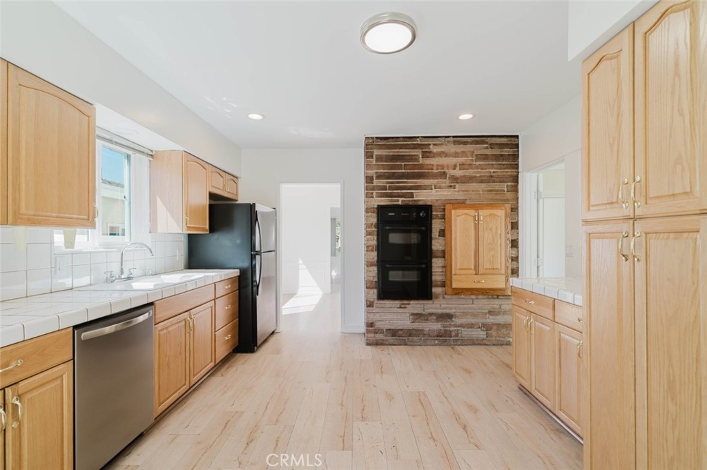 2007 West Kenneth Road Glendale, CA 91201 - Photo 13 of 38