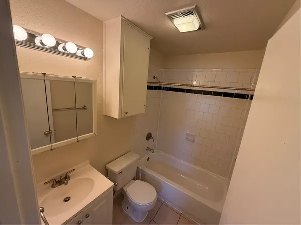 $995 | 4701 Red River Street, Unit 301, Austin, TX 78751