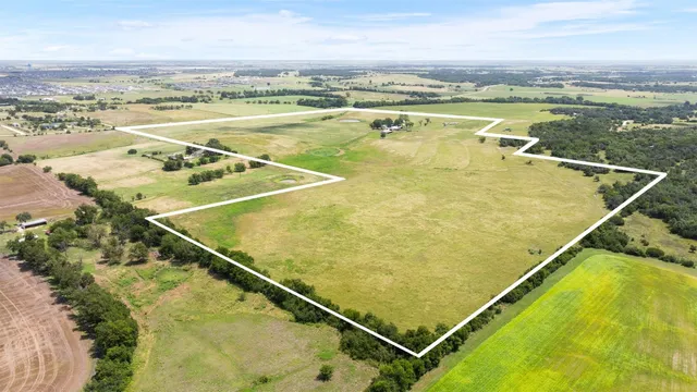 a view of a tennis court