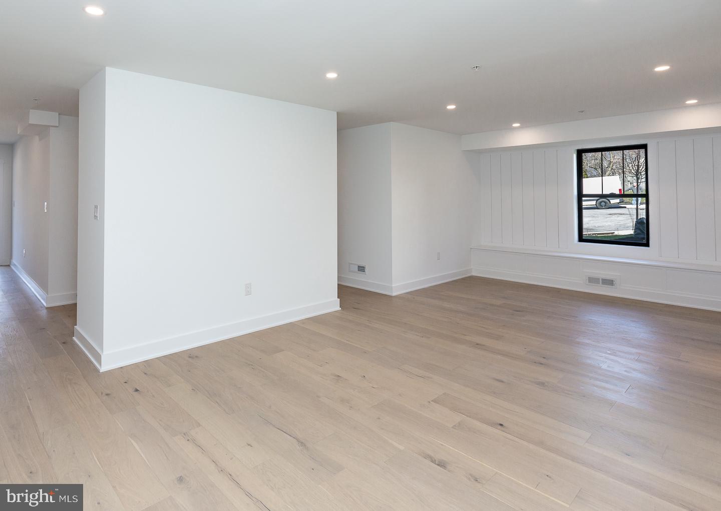 981 Henry Avenue Wayne, PA 19087 - Photo 3 of 32 Spacious, light-filled living area.