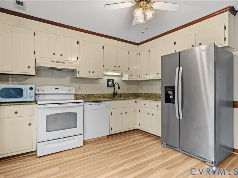 11906 Lockett Ridge Place Midlothian, VA 23114 - Photo 9 of 20 Kitchen featuring white appliances, light wood-sty