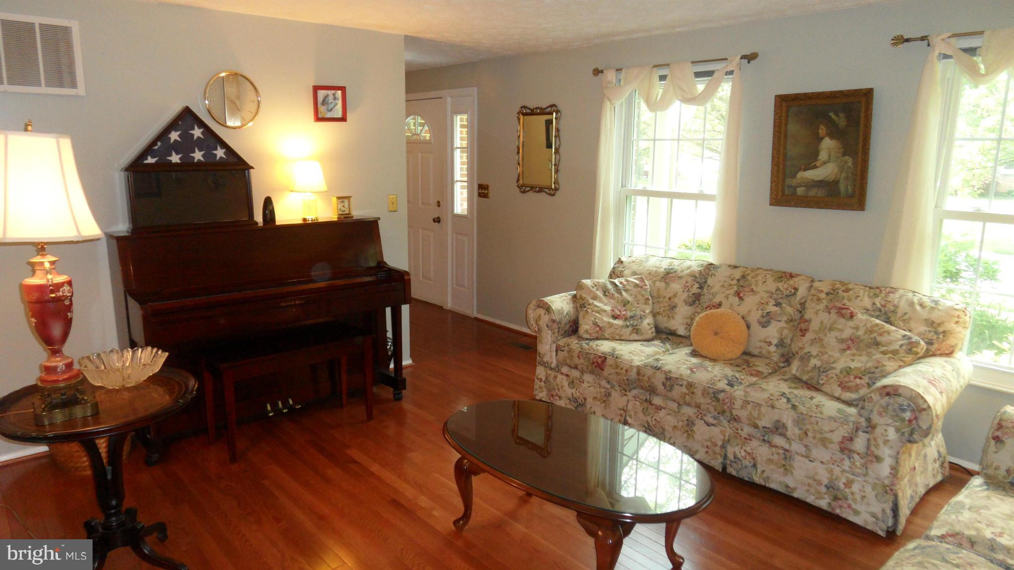 10700 Wayfarer Road Germantown, MD 20876 - Photo 5 of 30 Living Room