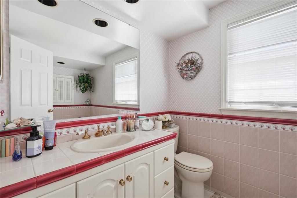 204 Shafer Road Coraopolis, PA 15108 - Photo 35 of 49 upstairs full bath