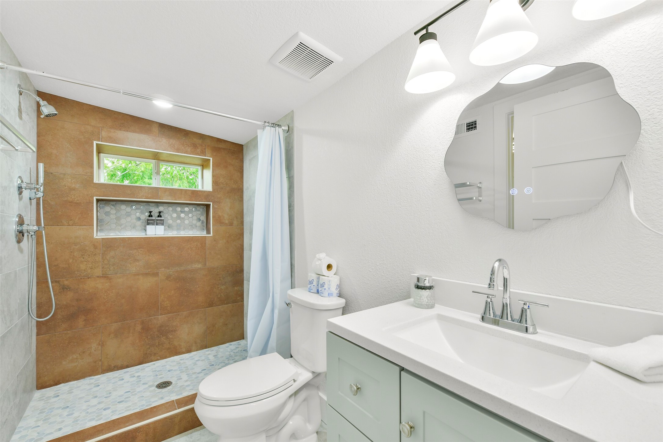 7103 Long Point Road, Unit D Houston, TX 77055 - Photo 15 of 17 Gallery Image 15