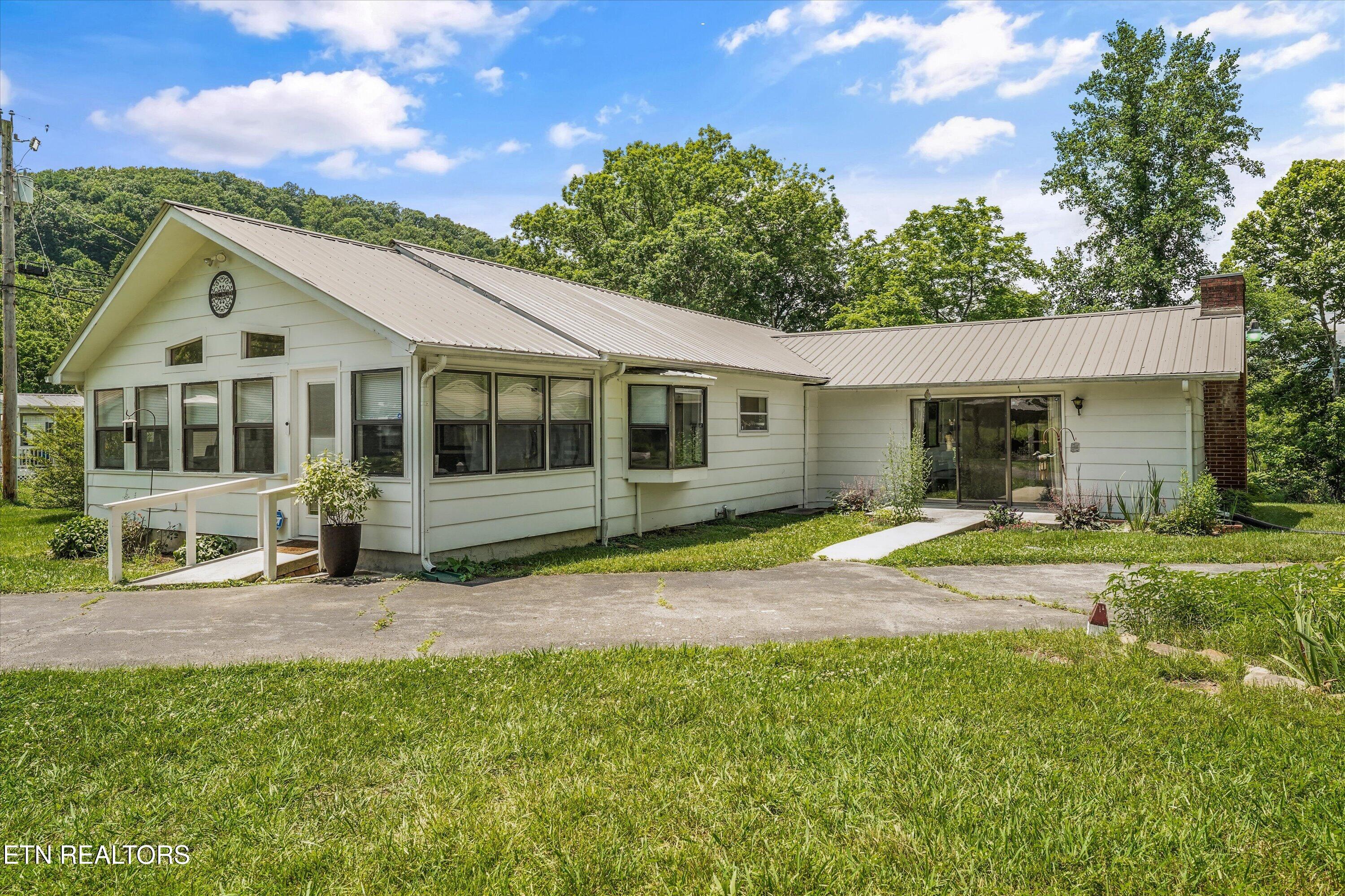127 Mountain Road Oliver Springs, TN 37840 - Photo 35 of 36 House