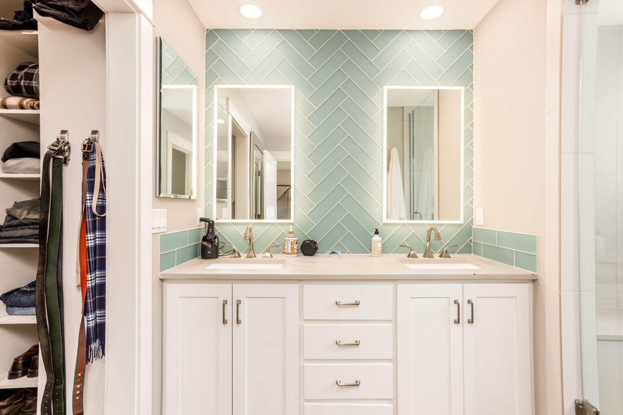 21655 Northeast Butler Market Road Bend, OR 97701 - Photo 14 of 34 a bathroom with a sink and a mirror