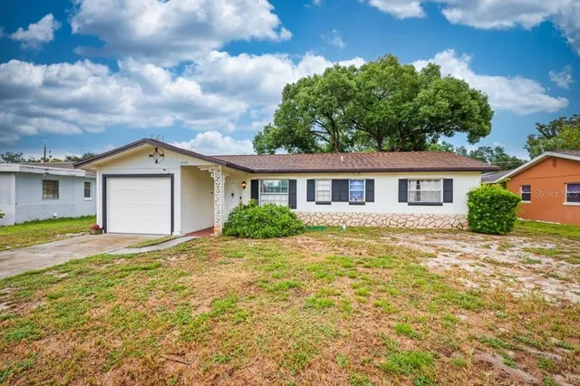 a view of a yard in front of house