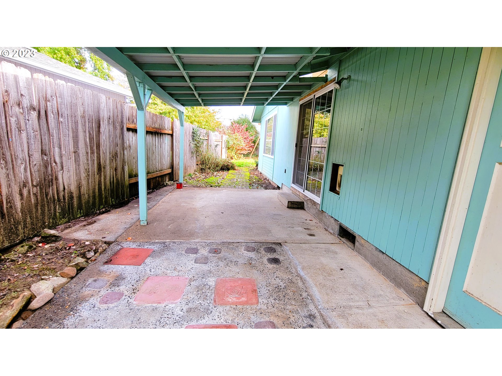 2055 Praslin Street Eugene, OR 97402 - Photo 11 of 14 a backyard of a house
