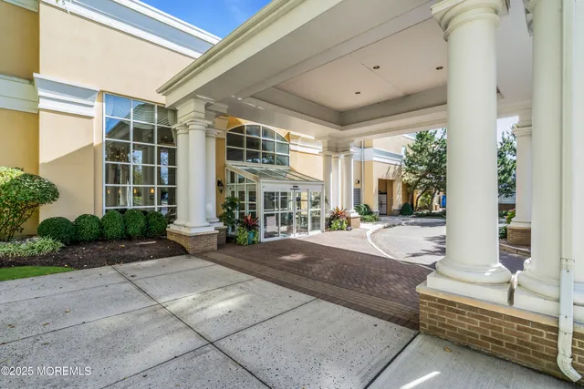 a view of entryway and hall