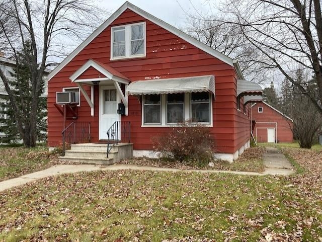 3810 2nd Avenue East Hibbing, MN 55746 - Photo 1 of 30 Bungalow-style house featuring a front lawn