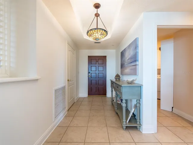 a view of an entryway with workspace