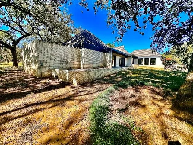 $379,900 | 424 South Comanche Drive, De Leon, TX 76444