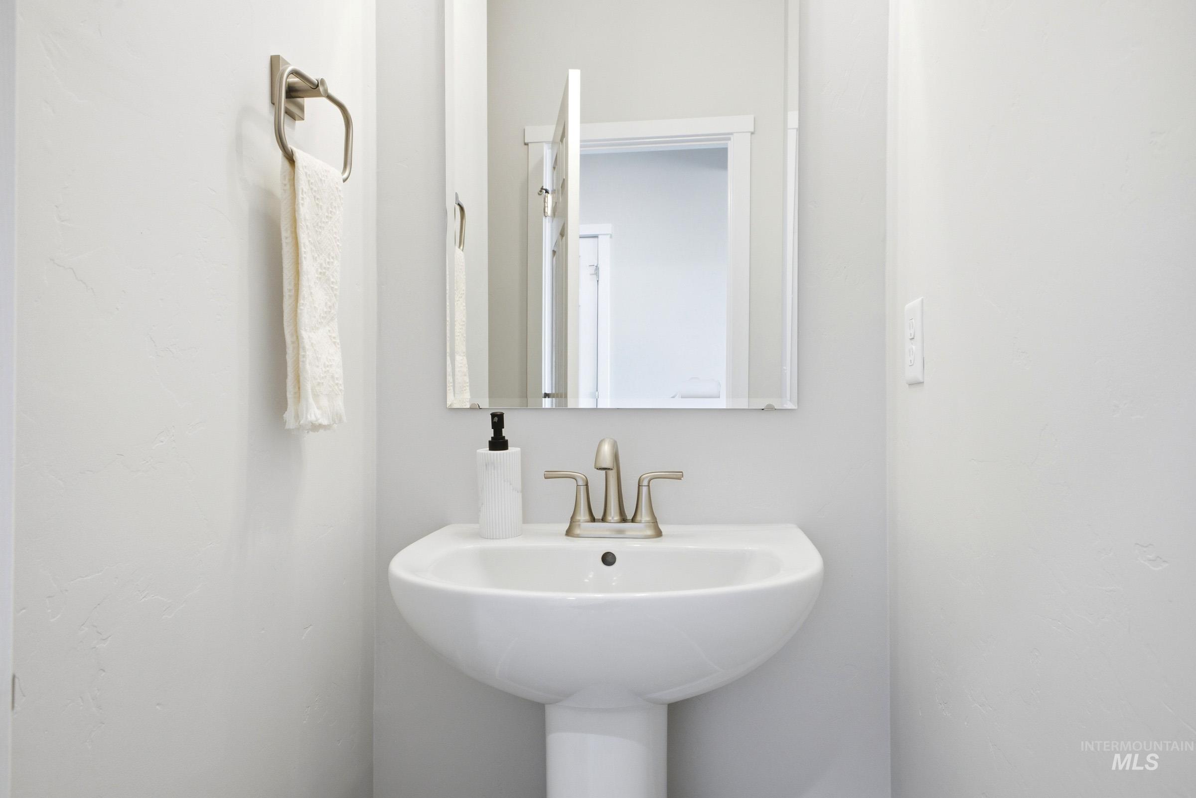 1641 Dyer Street Middleton, ID 83644 - Photo 19 of 29 Bathroom featuring a sink