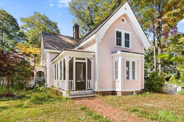 a view of a house with yard and plants