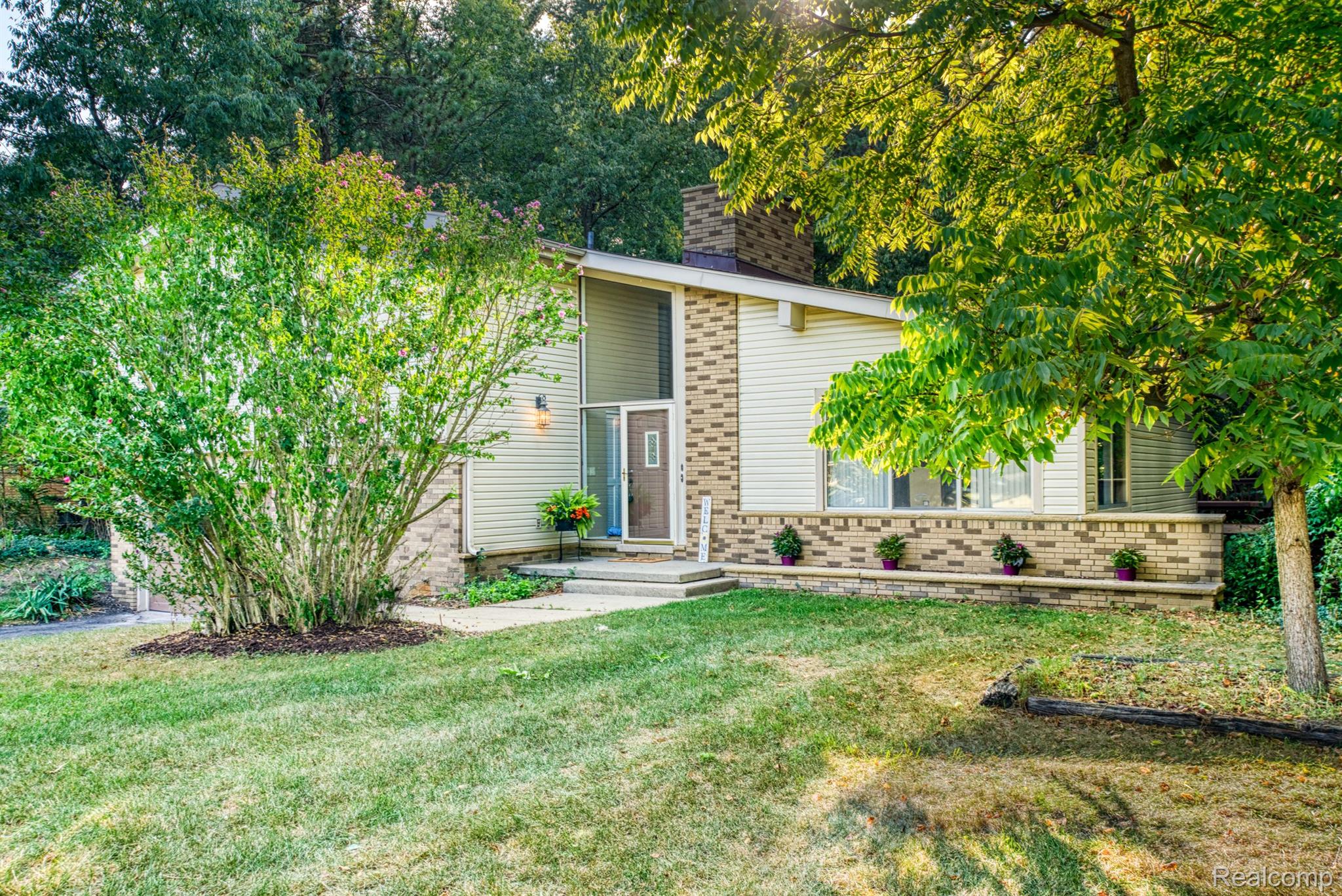 5044 Greenfield Road Brighton, MI 48114 - Photo 2 of 39 ....side view