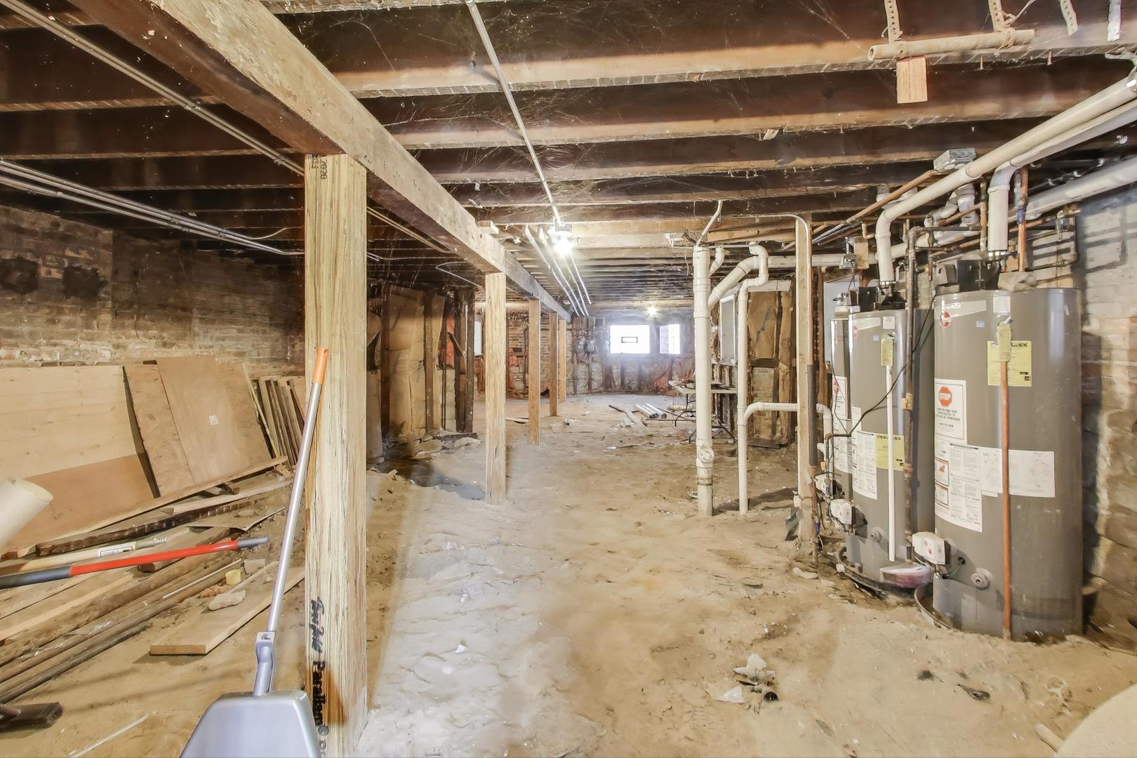 6624 South Rhodes Avenue Chicago, IL 60637 - Photo 15 of 23 a view of an empty room with wooden floor
