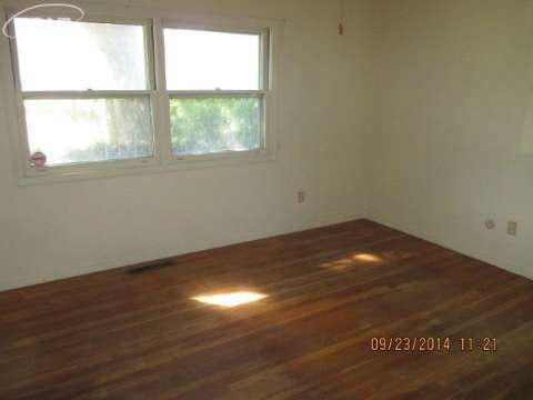 1504 West Judd Road Flint, MI 48507 - Photo 10 of 13 20422214-9.JPG