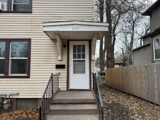 $950 | 824 Tremont Avenue, Unit 1, Davenport, IA 52803