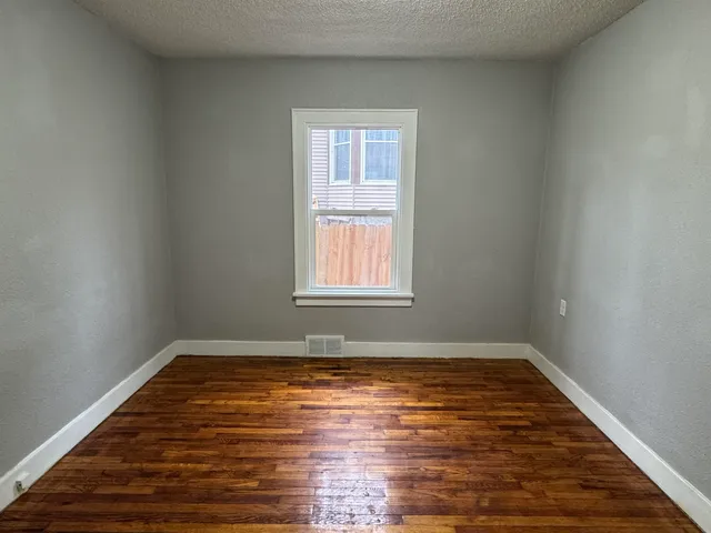 $950 | 824 Tremont Avenue, Unit 1, Davenport, IA 52803