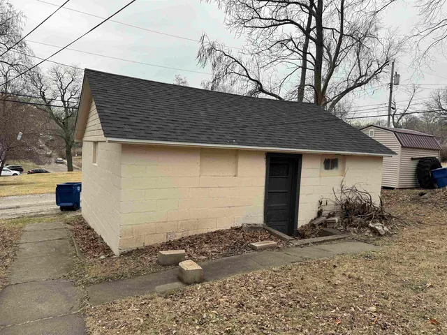 $950 | 824 Tremont Avenue, Unit 1, Davenport, IA 52803