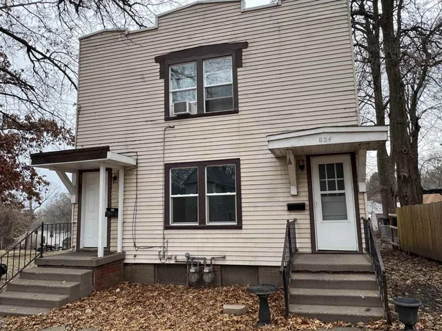 $950 | 824 Tremont Avenue, Unit 1, Davenport, IA 52803