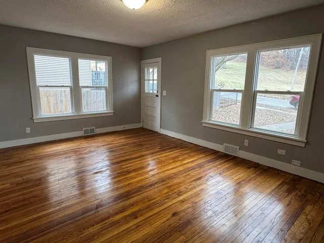 $950 | 824 Tremont Avenue, Unit 1, Davenport, IA 52803