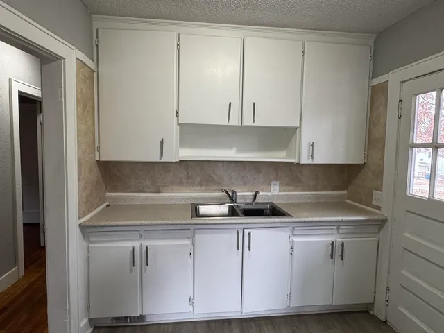 $950 | 824 Tremont Avenue, Unit 1, Davenport, IA 52803