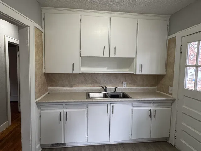 $950 | 824 Tremont Avenue, Unit 1, Davenport, IA 52803