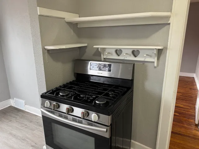 $950 | 824 Tremont Avenue, Unit 1, Davenport, IA 52803