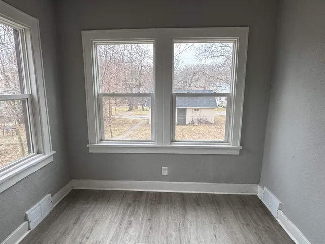 $950 | 824 Tremont Avenue, Unit 1, Davenport, IA 52803