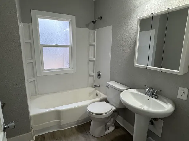 $950 | 824 Tremont Avenue, Unit 1, Davenport, IA 52803