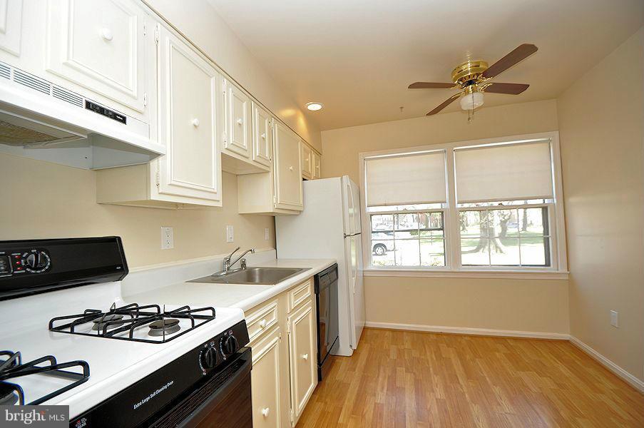 5820 Humblebee Road Columbia, MD 21045 - Photo 6 of 16 Kitchen