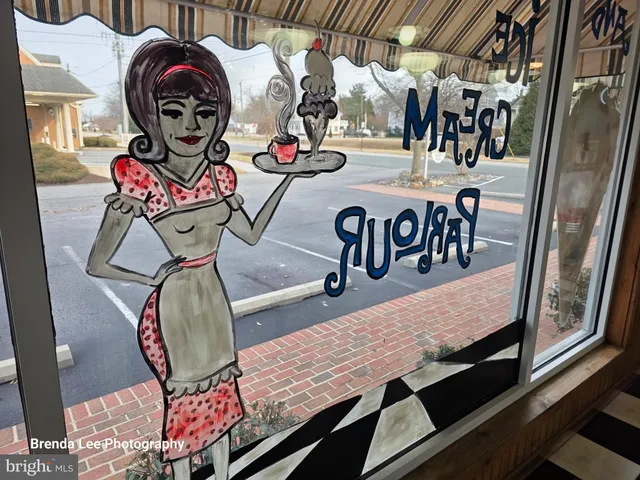 a very nice looking room with lots of stuff and plants