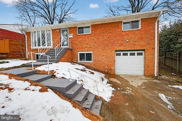 a view of a house with backyard