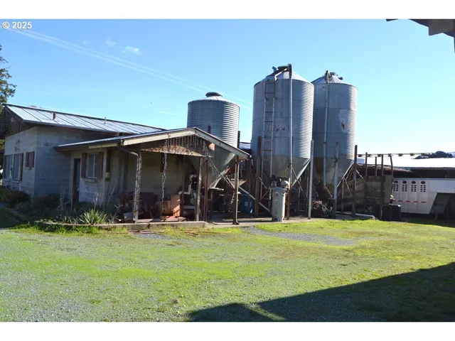 a view of a house with yard and front view of a house