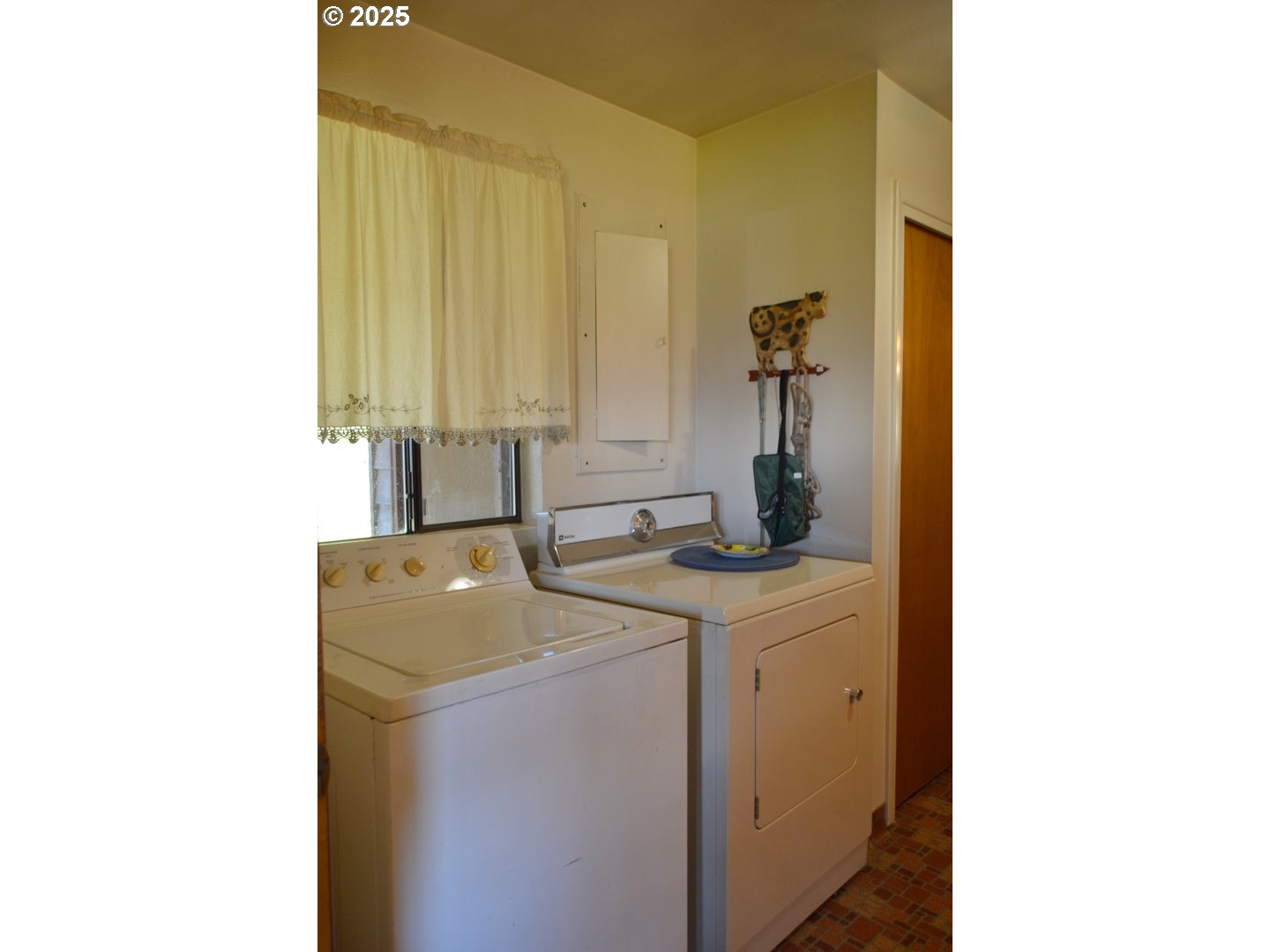 6181 Lower River Road Grants Pass, OR 97526 - Photo 9 of 37 a utility room with dryer and washer