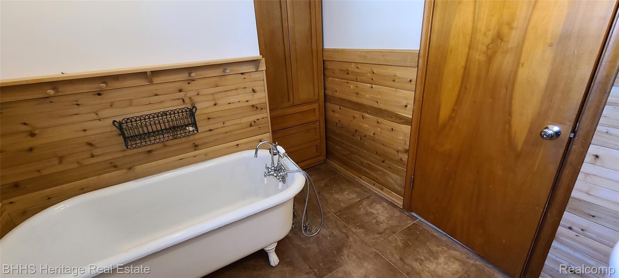 1214 Bower Street Howell, MI 48843 - Photo 27 of 79 Clawfoot tub