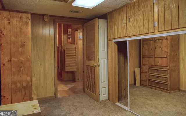 a view of a outdoor space with a house