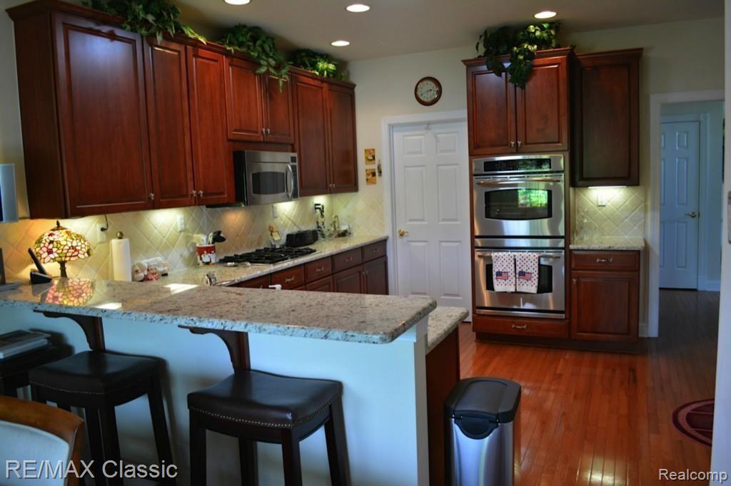 24855 Reeds Pointe Drive Novi, MI 48374 - Photo 6 of 29 kitchen.jpg