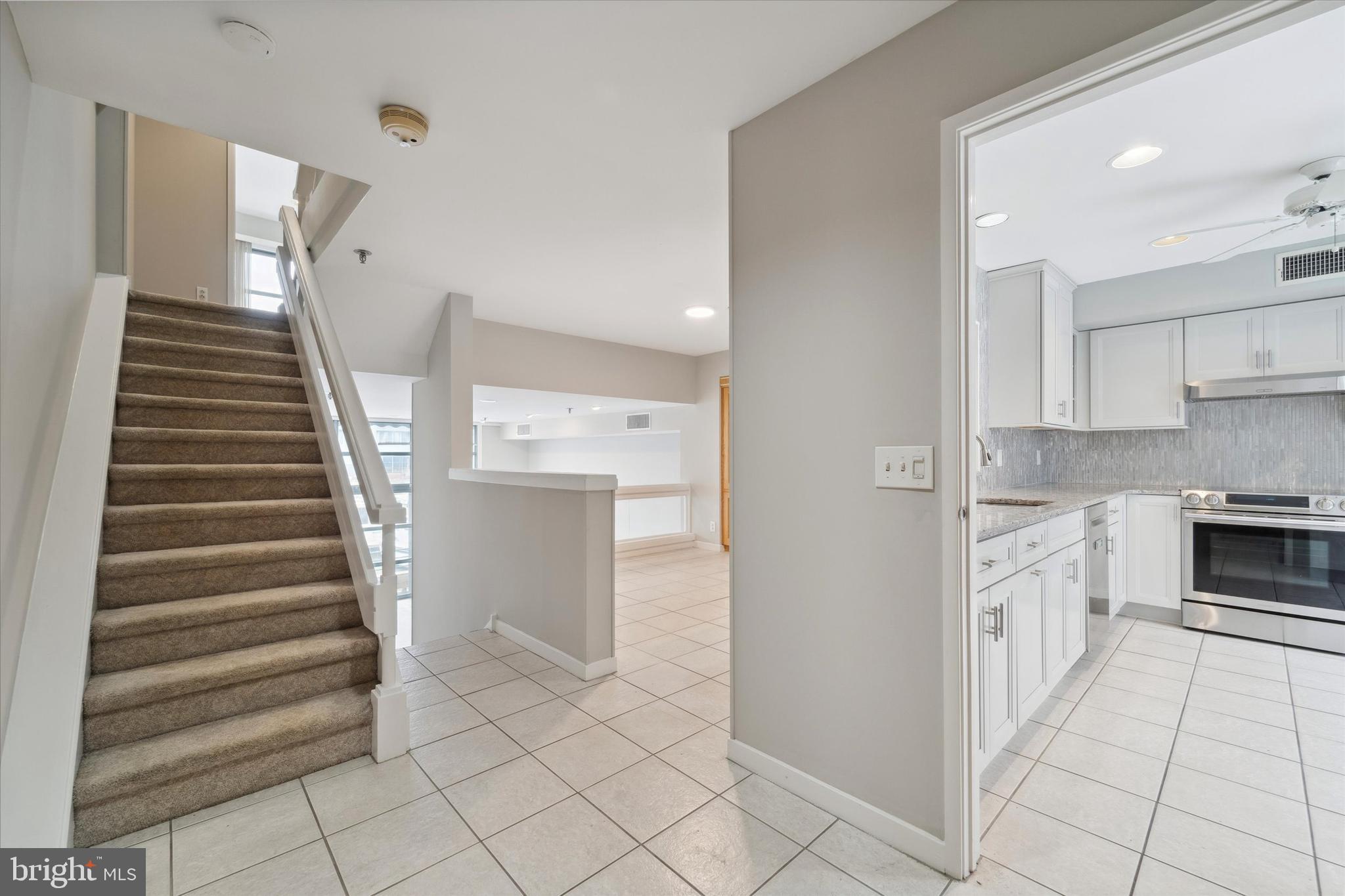 7 North Christopher Columbus Boulevard, Unit 130 Philadelphia, PA 19106 - Photo 17 of 44 Main floor vestibule looking toward dining room