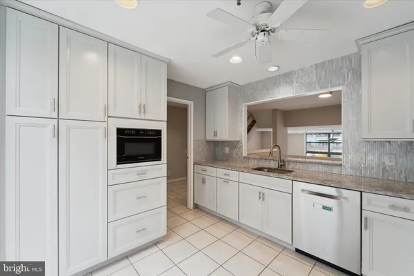 $550,000 | 7 North Christopher Columbus Boulevard, Unit 130, Philadelphia, PA 19106