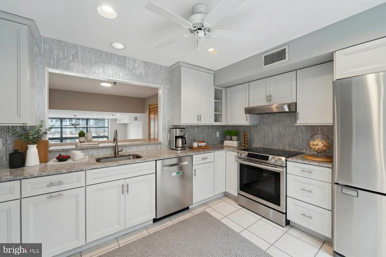 7 North Christopher Columbus Boulevard, Unit 130 Philadelphia, PA 19106 - Photo 20 of 44 Virtually staged kitchen