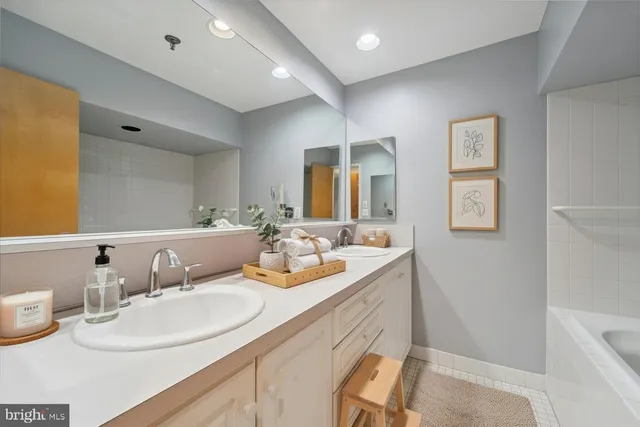 $550,000 | 7 North Christopher Columbus Boulevard, Unit 130, Philadelphia, PA 19106