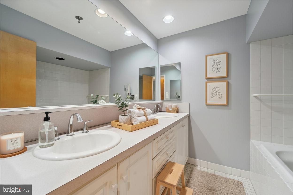 7 North Christopher Columbus Boulevard, Unit 130 Philadelphia, PA 19106 - Photo 21 of 44 Primary bathroom