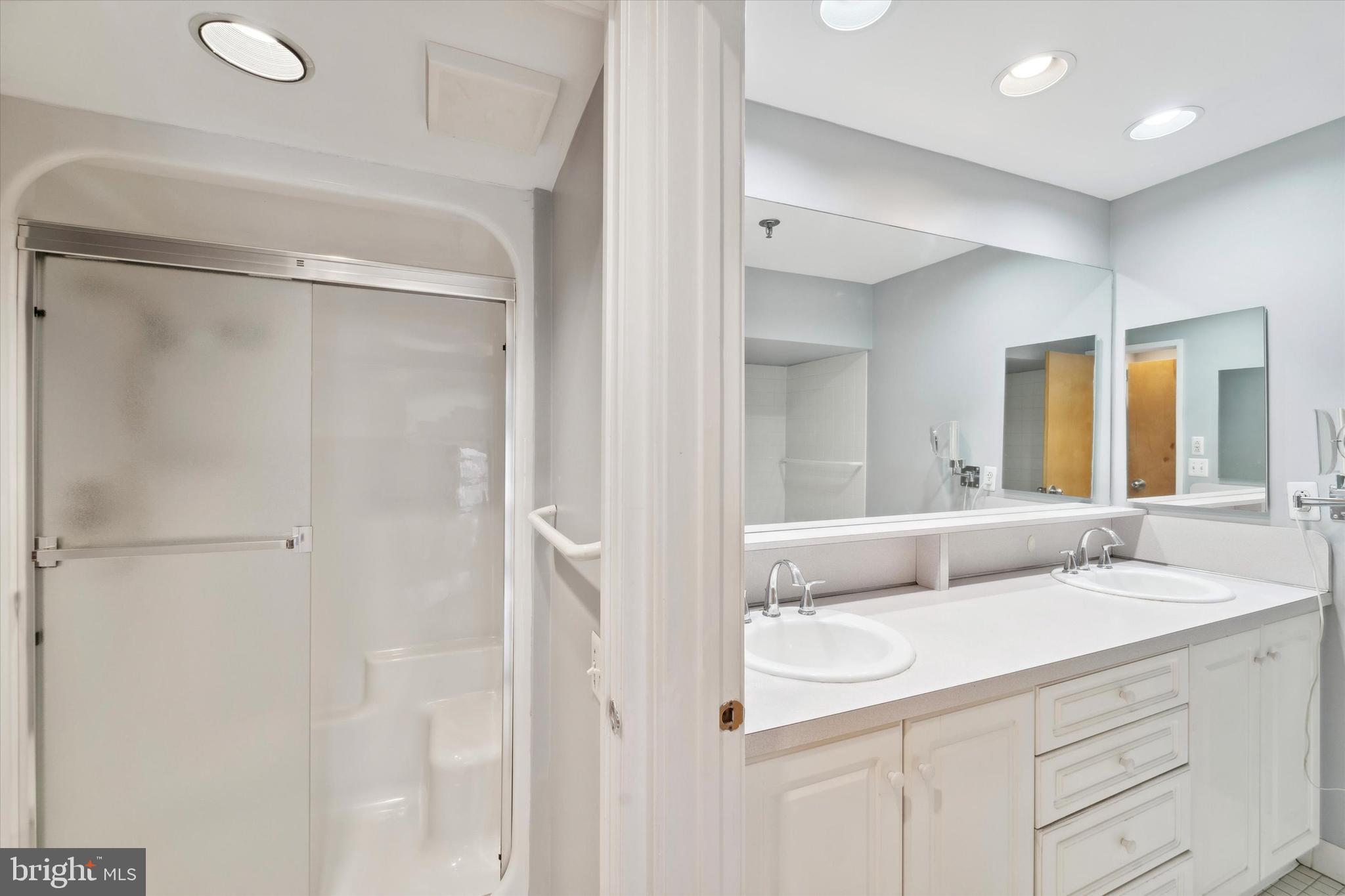 7 North Christopher Columbus Boulevard, Unit 130 Philadelphia, PA 19106 - Photo 22 of 44 Primary bath