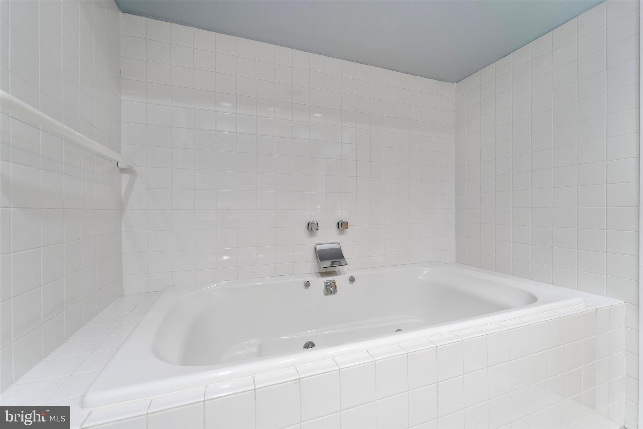 7 North Christopher Columbus Boulevard, Unit 130 Philadelphia, PA 19106 - Photo 23 of 44 Primary bath