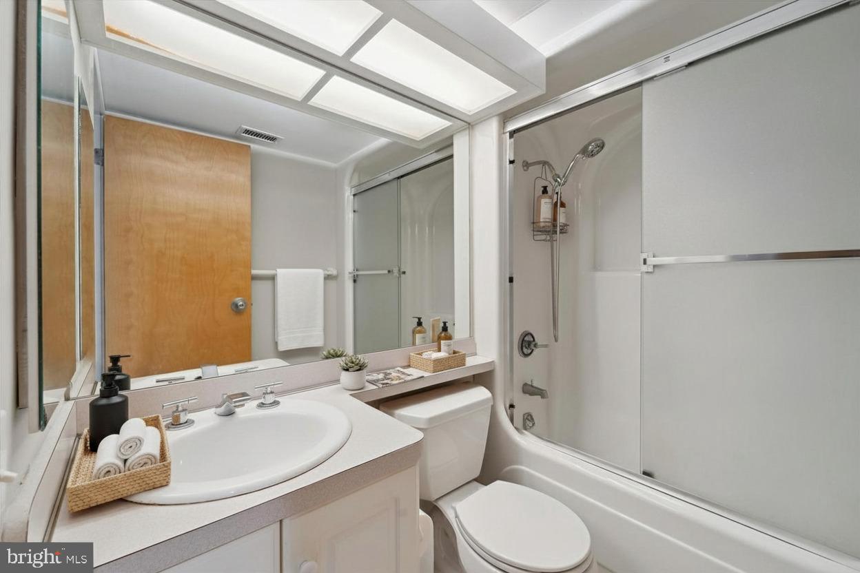 7 North Christopher Columbus Boulevard, Unit 130 Philadelphia, PA 19106 - Photo 29 of 44 2nd bathroom