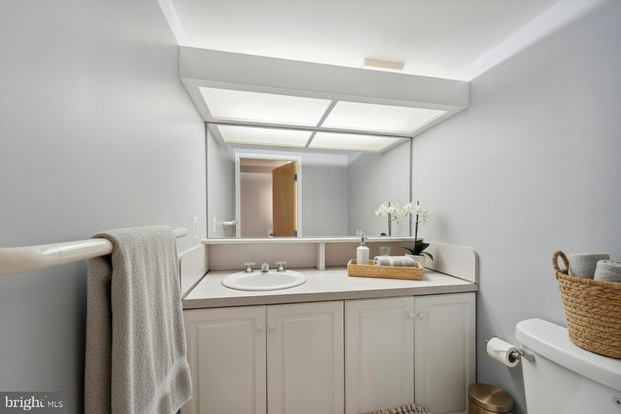 7 North Christopher Columbus Boulevard, Unit 130 Philadelphia, PA 19106 - Photo 34 of 44 2nd bath en suite